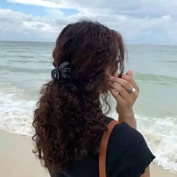  عکس دختر مو فرفری از پشت سر برای پروفایل