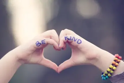  عکس دخترونه پرطرفدار انگشت قلبی