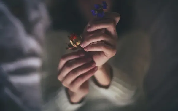  عکس دست دختر با گل برای پروفایل