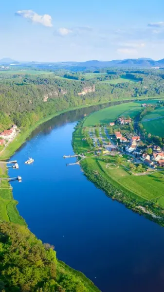  تصویر زمینه دریا و جنگل