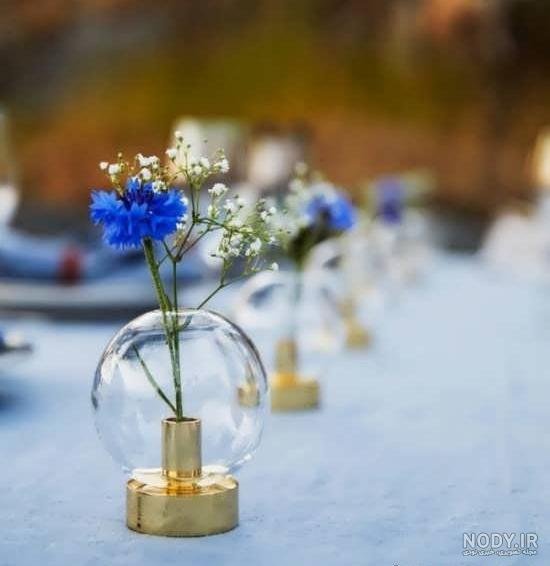 تصویر زمینه گل با گلدان شیشه ای