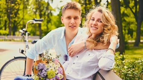 تصویر زمینه نیمکت عاشقانه در پارک