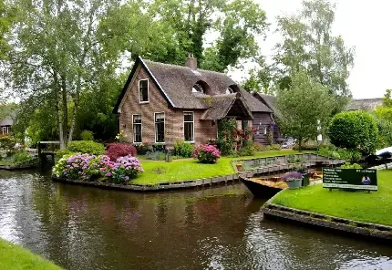  عکس سه بعدی زیبا از کلبه ای در طبیعت