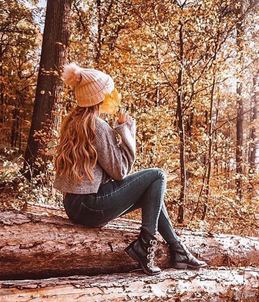 والپیپر زن تنها و غمگین در جنگل