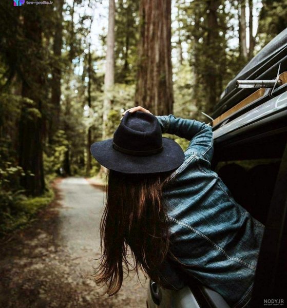  والپیپر زن تنها و غمگین در جنگل