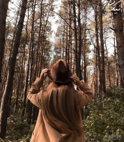  والپیپر زن تنها و غمگین در جنگل