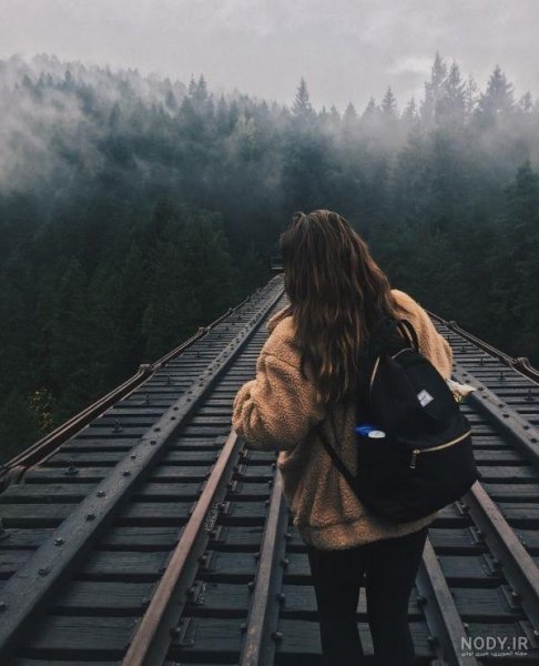  والپیپر زن تنها و غمگین در جنگل