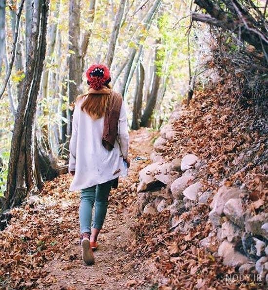  والپیپر زن تنها و غمگین در جنگل