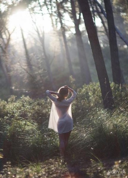  والپیپر زن تنها و غمگین در جنگل