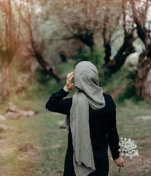  والپیپر زن تنها و غمگین در جنگل