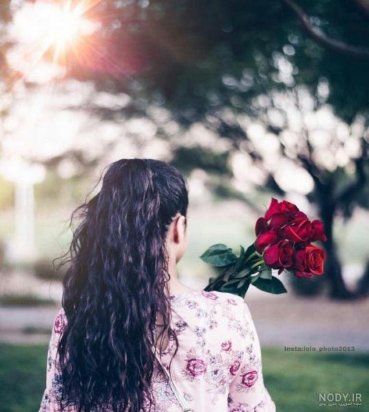  والپیپر زن تنها و غمگین در جنگل