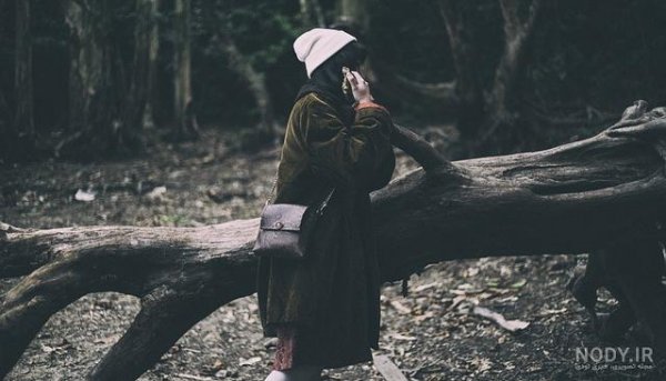  والپیپر زن تنها و غمگین در جنگل