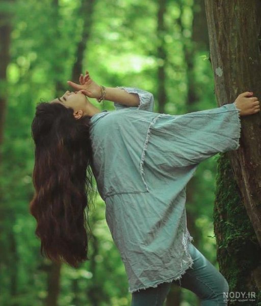  والپیپر زن تنها و غمگین در جنگل