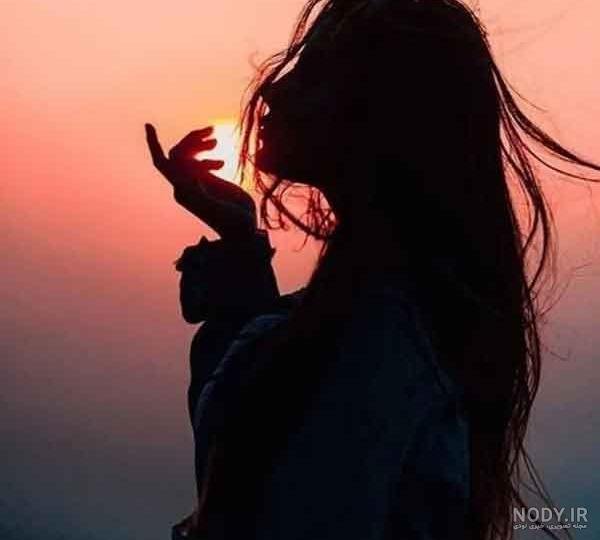 عکس دختر در طبیعت از پشت برای پروفایل