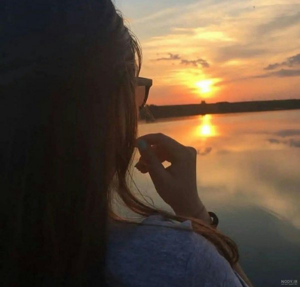 عکس دختر در طبیعت از پشت برای پروفایل