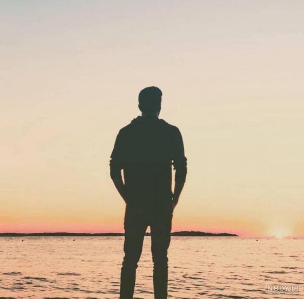 عکس پسر کنار دریا