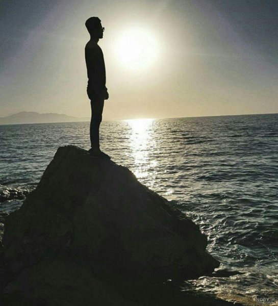  عکس پسر تنها و غمگین کنار ساحل دریا