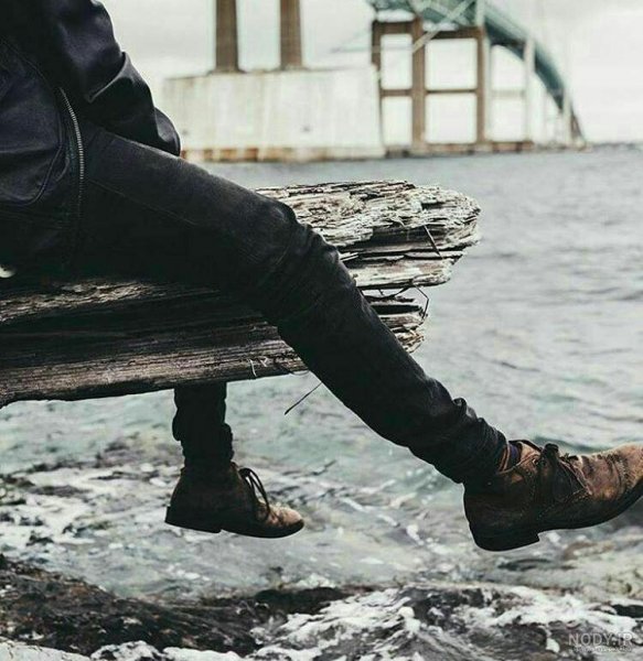 عکس پسر کنار دریا