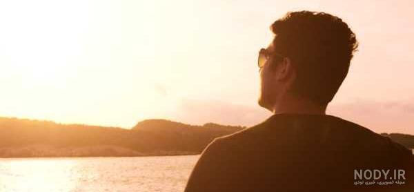 عکس پسر کنار دریا