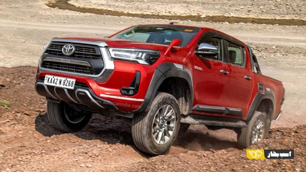 عکس تویوتا لندکروز پرادو در کوهستان