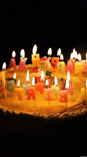  عکس شمع روشن روی کیک تولد برای پروفایل