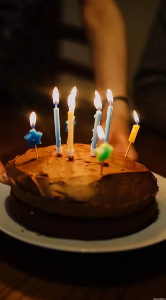 عکس شمع روشن روی کیک تولد برای پروفایل