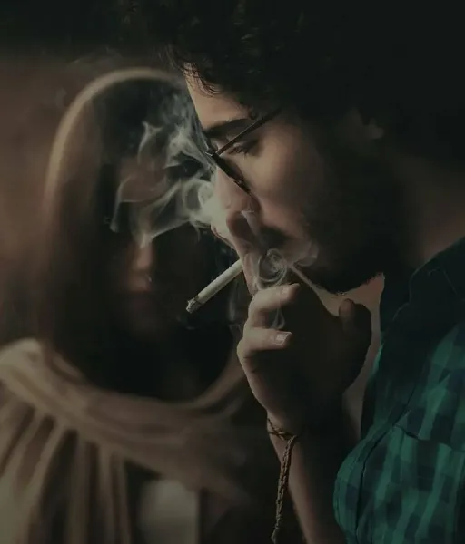 عکس سیگار در دست پسر