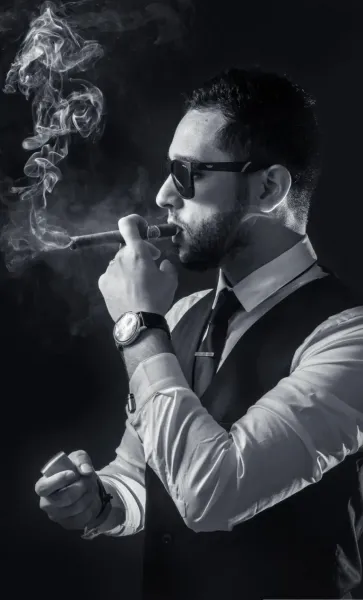 عکس سیگار در دست پسر