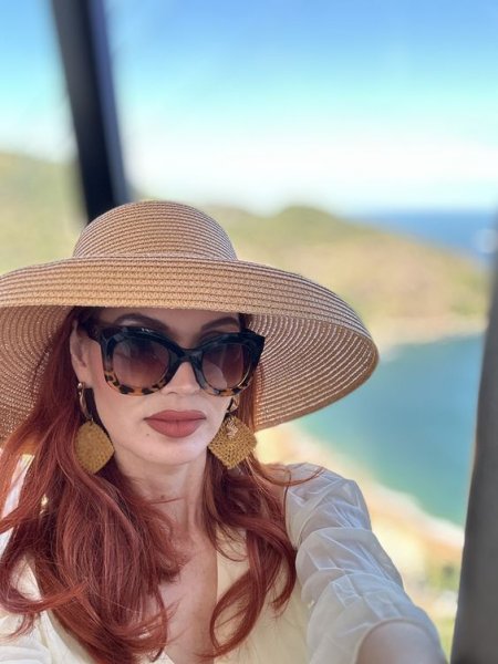  عکس دختر با عینک دودی و کلاه