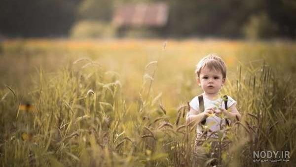 ژست عکس دختر بچه در طبیعت