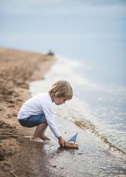 ژست عکس دختر بچه در طبیعت