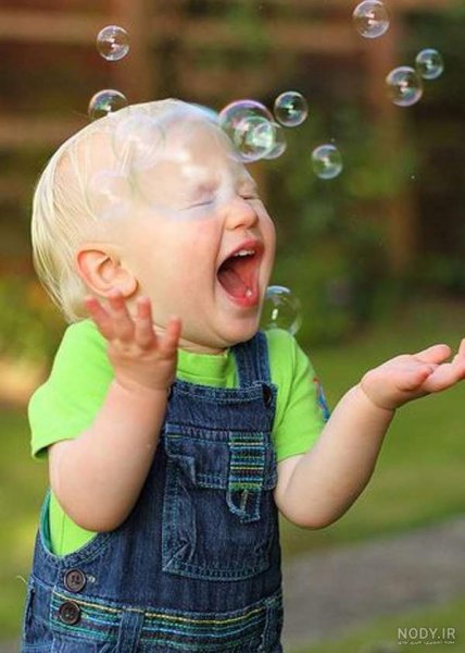 ژست عکس دختر بچه در طبیعت