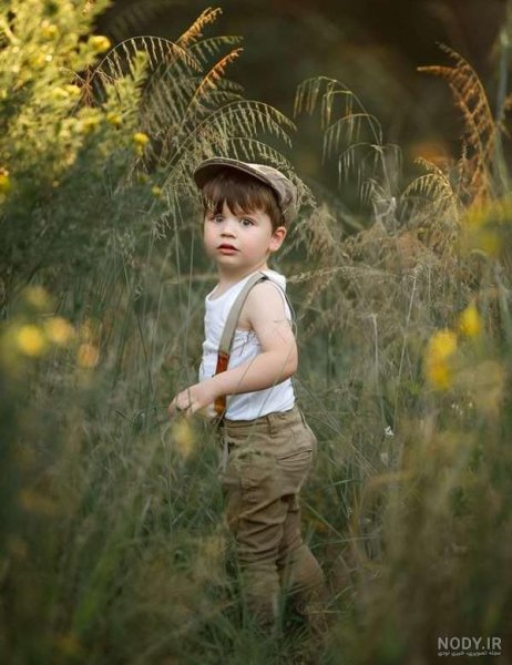 ژست عکس دختر بچه در طبیعت