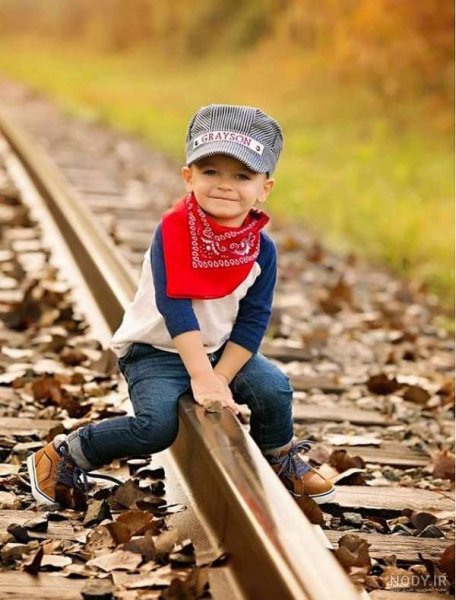 ژست عکس دختر بچه در طبیعت