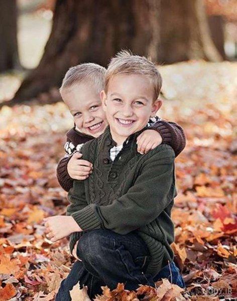 ژست عکس پسر بچه در منزل