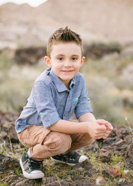 ژست عکس پسر بچه در منزل