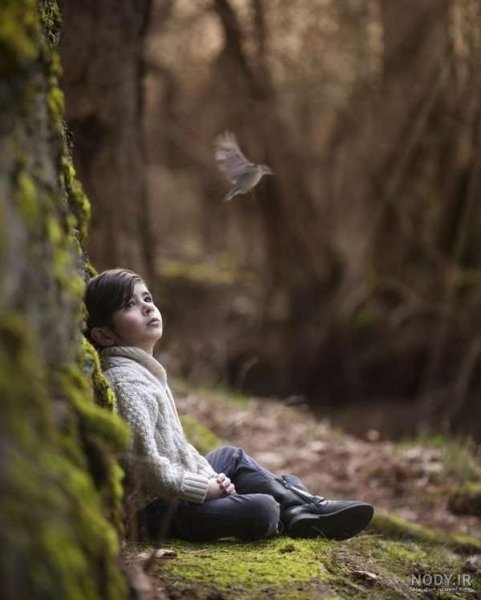 ژست عکس دختر بچه در طبیعت