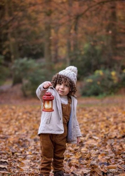 ژست عکس دختر بچه در طبیعت