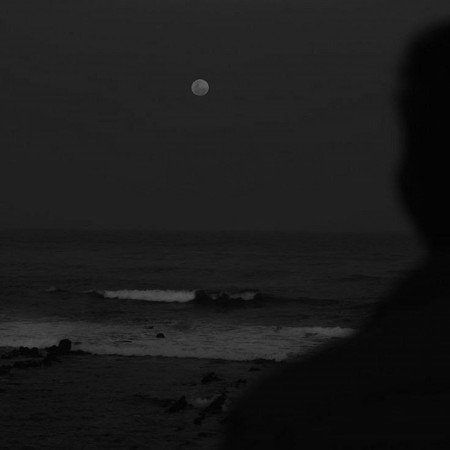  عکس سیاه سفید پسر غمگین و تنها برای پروفایل