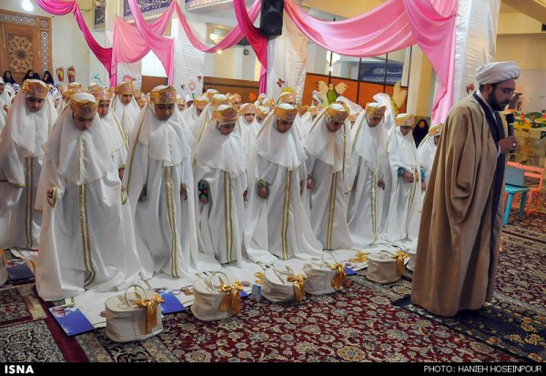 عکس جشن تکلیف دخترانه در منزل