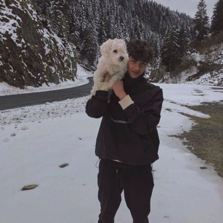 عکس مرد غمگین کنار دریا