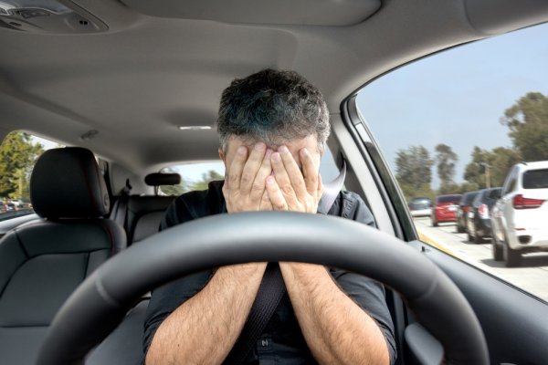 تصویر زمینه غمگین پسر با چشمان گریان