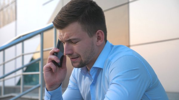  تصویر زمینه غمگین پسر با چشمان گریان