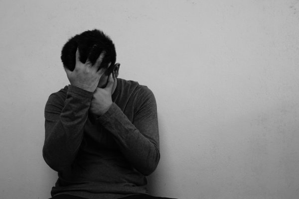  تصویر زمینه غمگین پسر با چشمان گریان