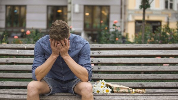 عکس گریه پسر عاشق