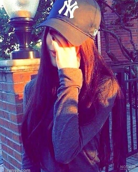 والپیپر فانتزی دختر با کلاه اسپرت برای آیفون