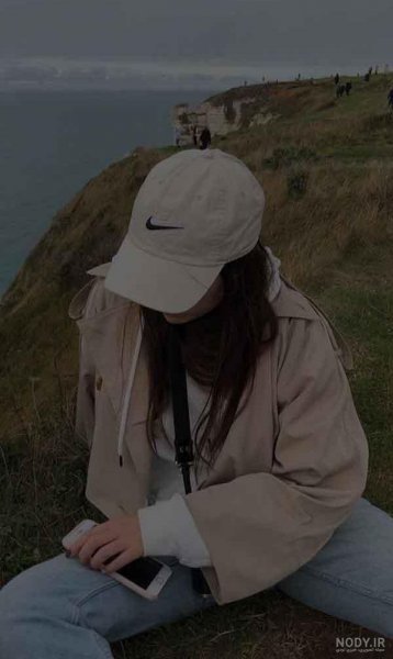  والپیپر فانتزی دختر با کلاه اسپرت برای آیفون