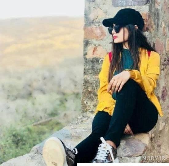  والپیپر فانتزی دختر با کلاه اسپرت برای آیفون