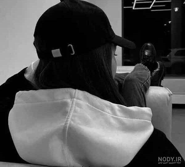  والپیپر فانتزی دختر با کلاه اسپرت برای آیفون