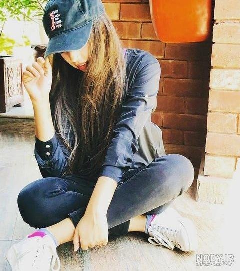  والپیپر فانتزی دختر با کلاه اسپرت برای آیفون